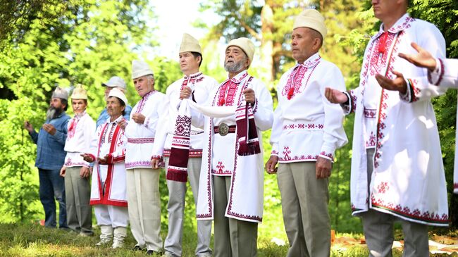 Верховный карт марийской традиционной религии Александр Таныгин  проводит моление Агавайрем на Дубовой поляне Сосновой рощи в Йошкар-Оле