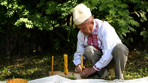 Участник календарно-обрядового праздника Агавайрем на Дубовой поляне Сосновой рощи в Йошкар-Оле