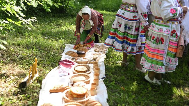 Участники моления Агавайрем на Дубовой поляне Сосновой рощи в Йошкар-Оле