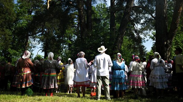 Участники моления Агавайрем на Дубовой поляне Сосновой рощи в Йошкар-Оле