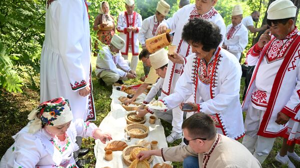 Участники календарно-обрядового праздника Агавайрем на Дубовой поляне Сосновой рощи в Йошкар-Оле