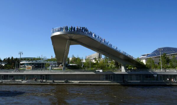 Парящий мост в природно-ландшафтном парке Зарядье в Москве.