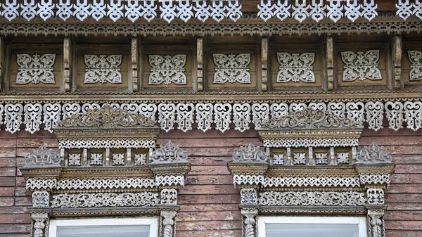 Фасад одного из деревянных домов в городе Козьмодемьянске