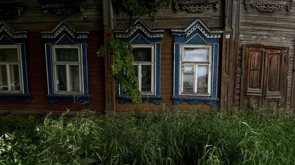 Фасад одного из деревянных домом в городе Козьмодемьянске