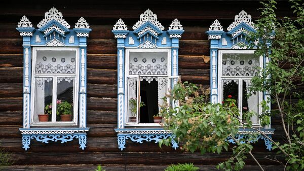 Фасад одного из деревянных домом на территории Марийского этнографического музея под открытым небом им. В. И. Романова в Козьмодемьянске