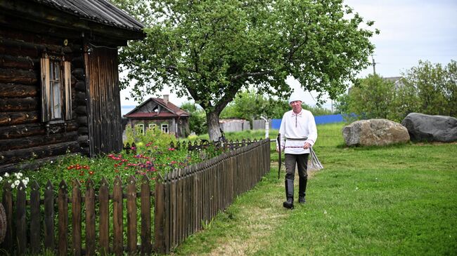 Сотрудник музея в национальном костюме гуляет на территории Марийского этнографического музея под открытым небом им. В. И. Романова в Козьмодемьянске