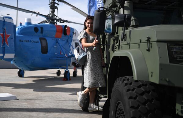 Девушка на выставке в рамках Международного военно-технического форума Армия-2022 