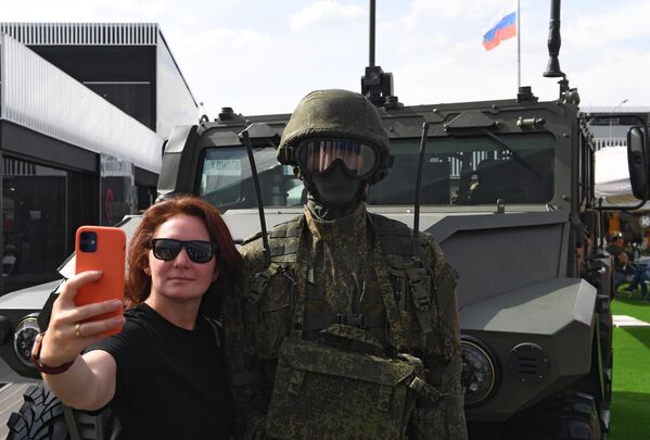 Посетительница фотографируется на выставке в рамках Международного военно-технического форума Армия-2022 