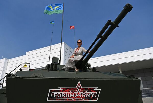 Женщина на выставке военной техники в рамках Международного военно-технического форума Армия-2022