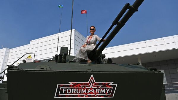 Женщина на выставке военной техники в рамках Международного военно-технического форума Армия