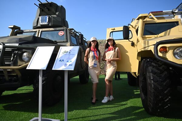 Девушки на выставке в рамках Международного военно-технического форума Армия-2022