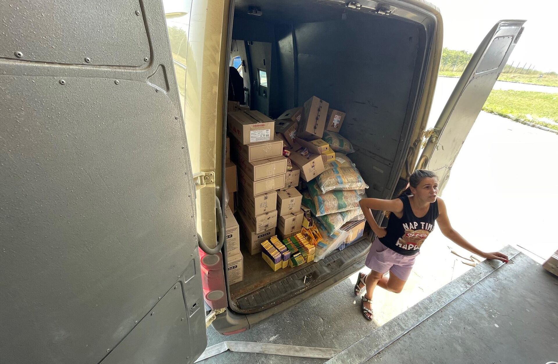 Волонтеры доставляют гуманитарную помощь в Петровский район Донецка