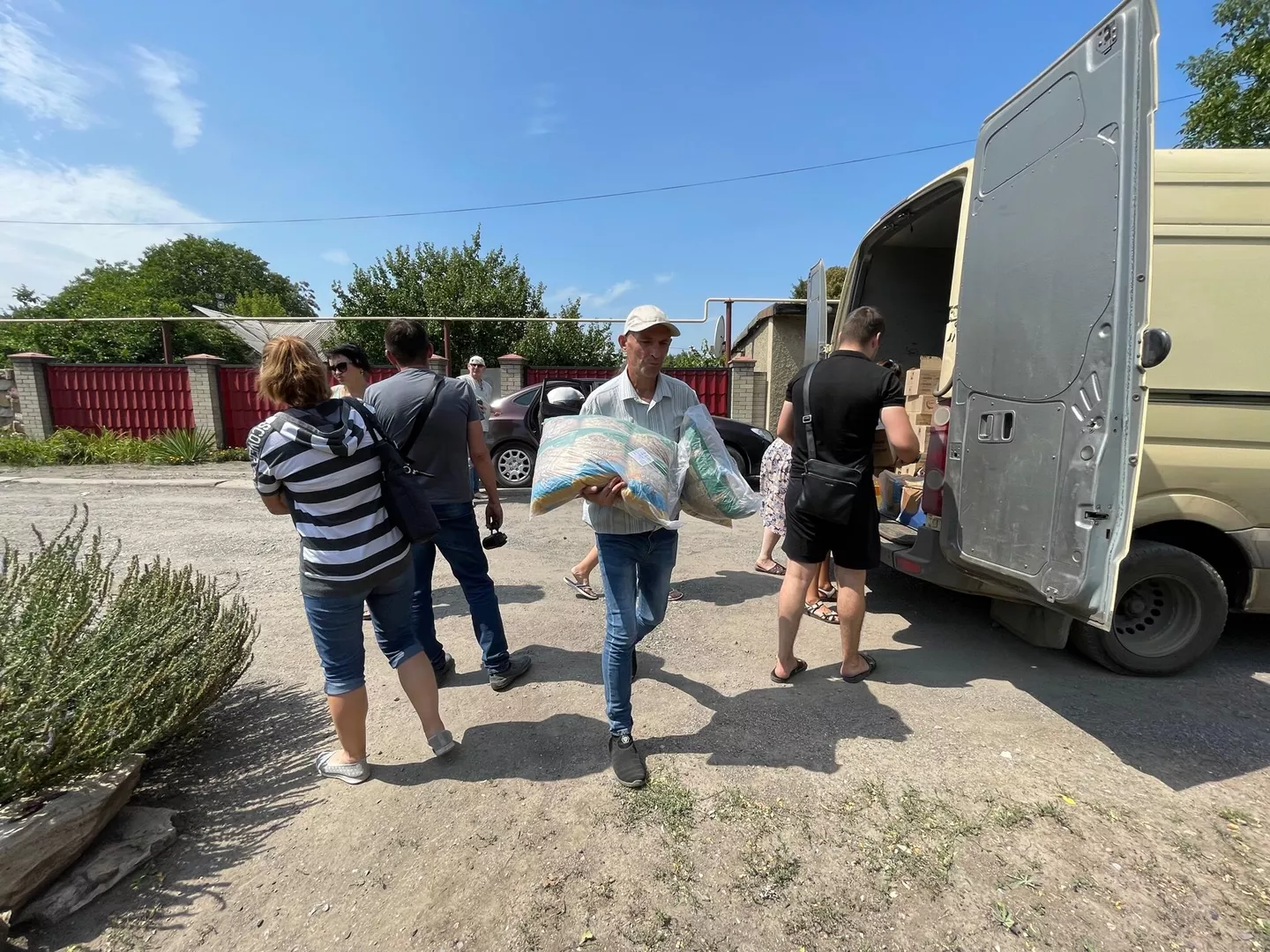 Волонтеры доставляют гуманитарную помощь в Петровский район Донецка Волонтеры доставляют гуманитарную помощь в Петровский район Донецка