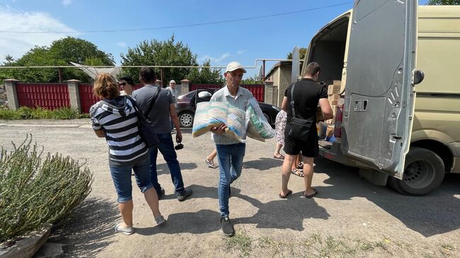 Волонтеры доставляют гуманитарную помощь в Петровский район Донецка