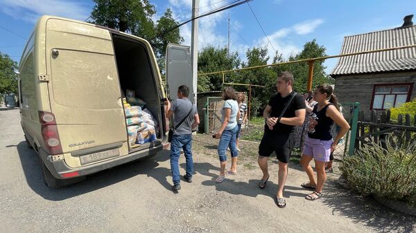 Волонтеры доставляют гуманитарную помощь в Петровский район Донецка