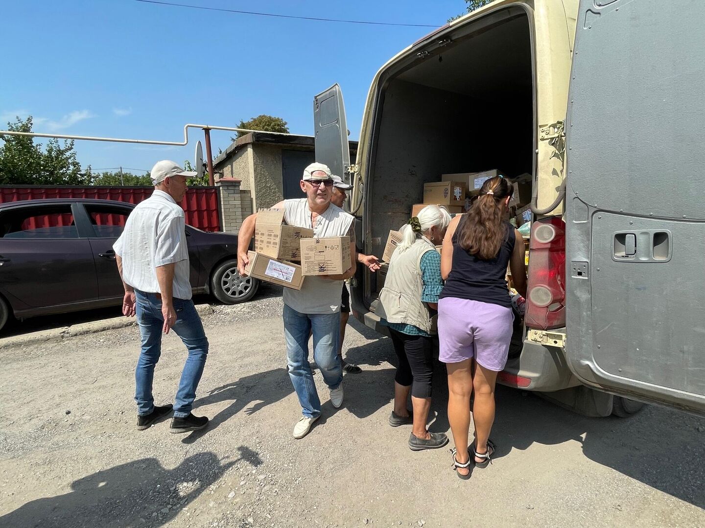 Волонтеры доставляют гуманитарную помощь в Петровский район Донецка