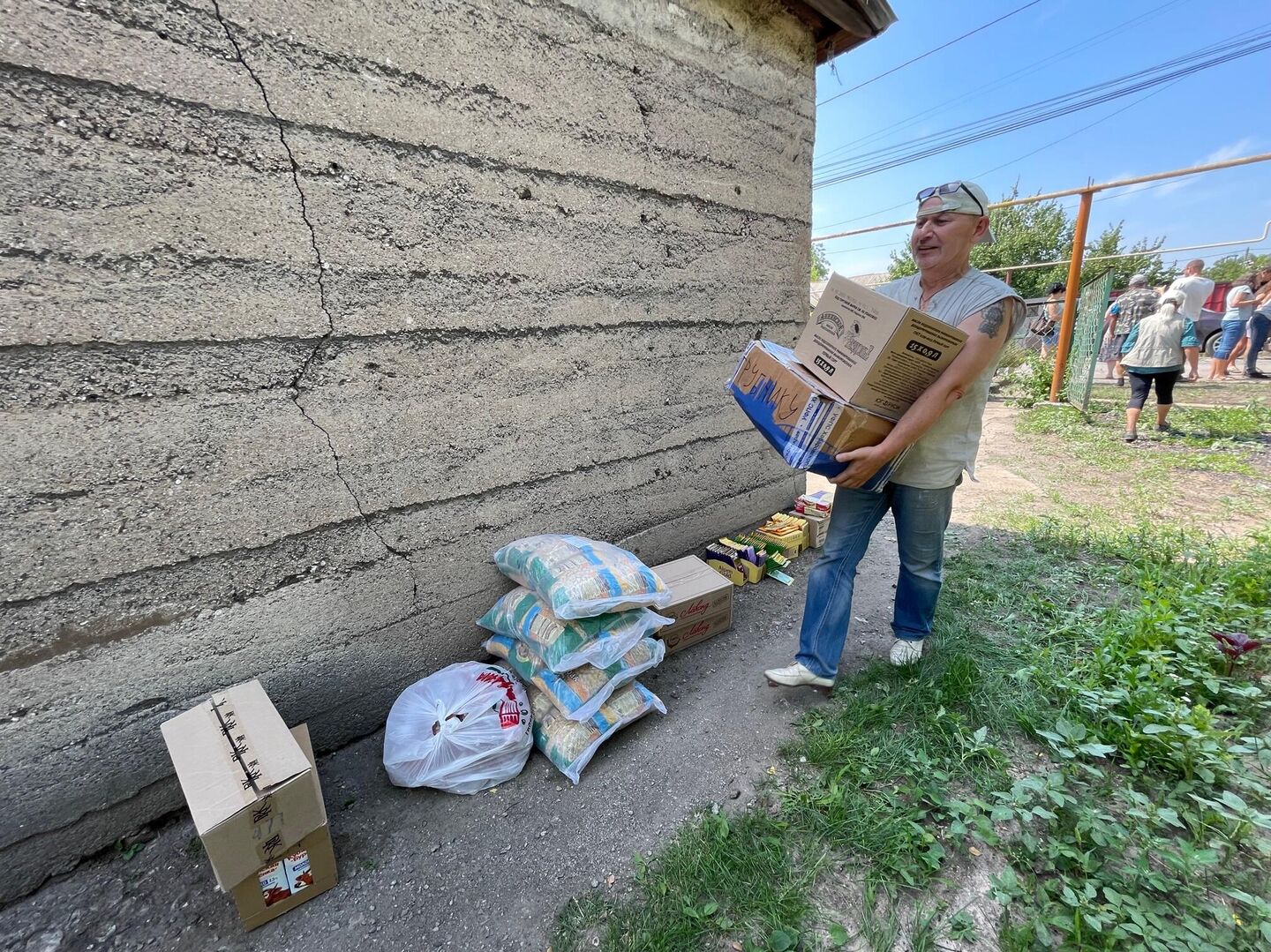 Волонтеры доставляют гуманитарную помощь в Петровский район Донецка