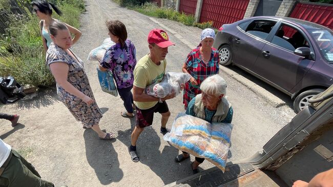 Волонтеры доставляют гуманитарную помощь в Петровский район Донецка