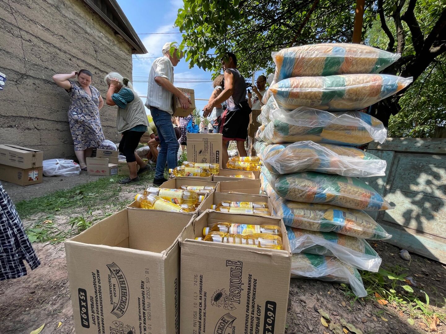 Волонтеры доставляют гуманитарную помощь в Петровский район Донецка