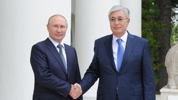 Президент РФ Владимир Путин и президент Казахстана Касым-Жомарт Токаев во время встречи. Архивное фото