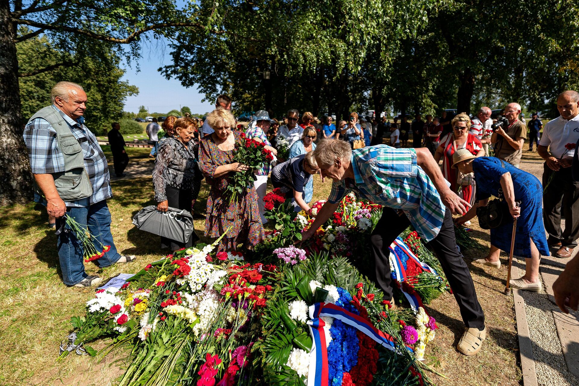 Участники церемонии перезахоронения праха советских воинов на Воинском братском кладбище в Екабпилсе - РИА Новости, 1920, 24.08.2022