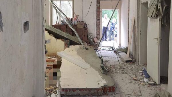 Стена обрушилась на рабочего во время демонтажа на улице Крутицкий вал в Москве