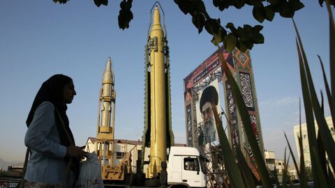 Образцы боевых ракет на фоне портрета высшего руководителя Ирана аятоллы Али Хаменеи, выставленные на площади Бахарестан в Тегеране