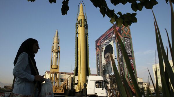 Образцы боевых ракет на фоне портрета высшего руководителя Ирана аятоллы Али Хаменеи в Тегеране