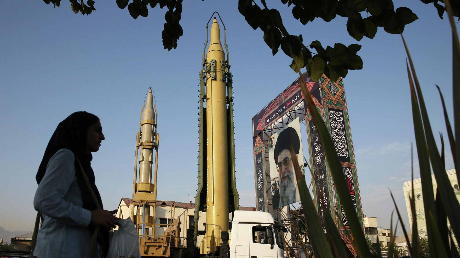 Образцы боевых ракет на фоне портрета высшего руководителя Ирана аятоллы Али Хаменеи, выставленные на площади Бахарестан в Тегеране - РИА Новости, 1920, 04.12.2022