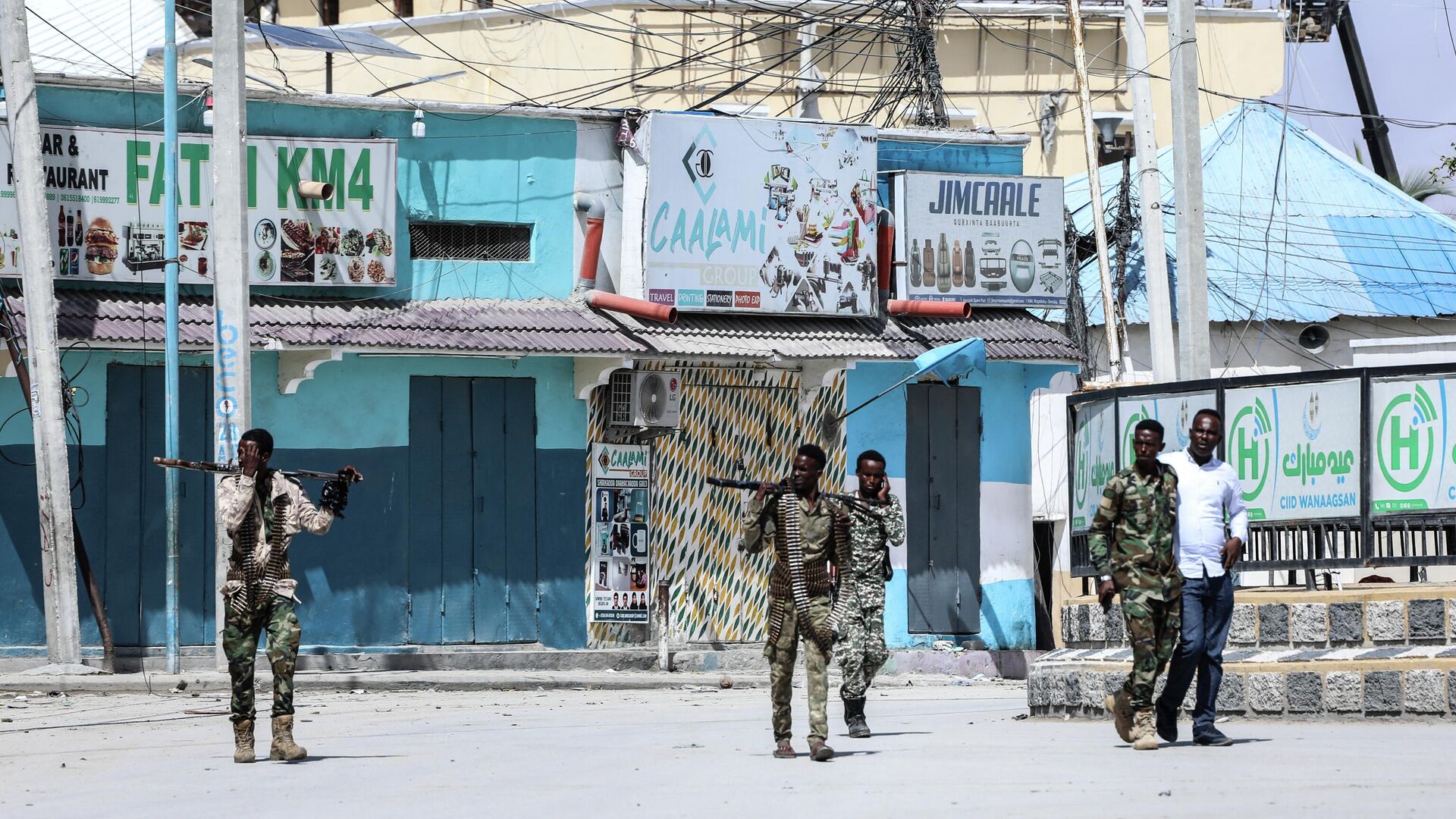 Сотрудники службы безопасности патрулируют место взрывов в Могадишо, Сомали - РИА Новости, 1920, 20.08.2022