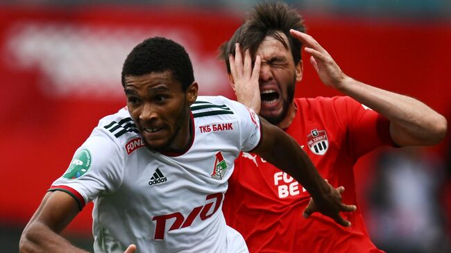 Игрок ФК Локомотив Марк Мампасси (слева) и Химок Резиуан Мирзов