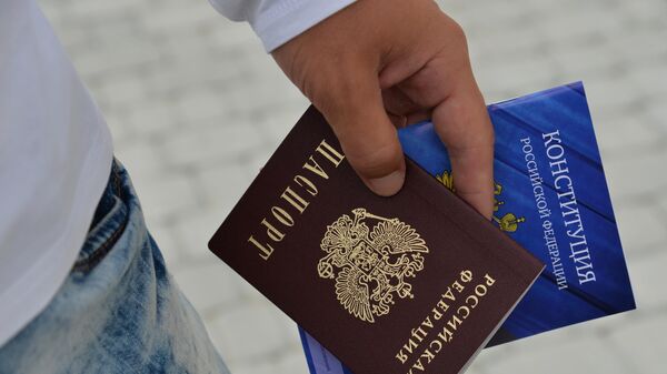 Российский паспорт в руке жителя города Купянска