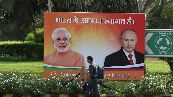 Баннер с изображениями премьер-министра Индии Нарендры Моди и президента России Владимира Путина в Нью-Дели