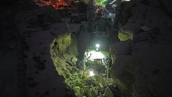Поиски пострадавших в завалах в результате оползня в храме Каттарат аль-Имам Али на окраине священного города Кербела