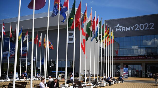 Флаги стран-участниц международного военно-технического форума Армия-2022 в Конгрессно-выставочном центре Патриот