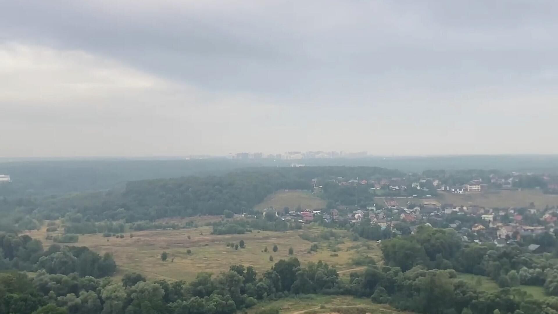 Смог и гарь в небе над Москвой из-за пожаров в Рязанской области - РИА Новости, 1920, 22.08.2022