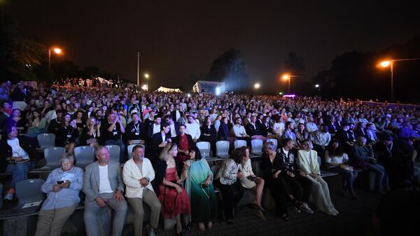 Зрители на церемонии закрытия X юбилейного фестиваля короткометражного кино Короче в Калининграде