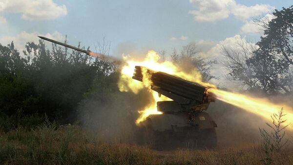 Украинские военнослужащие ведут огонь