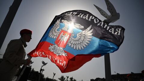 Поднятие флага ДНР в Донецке