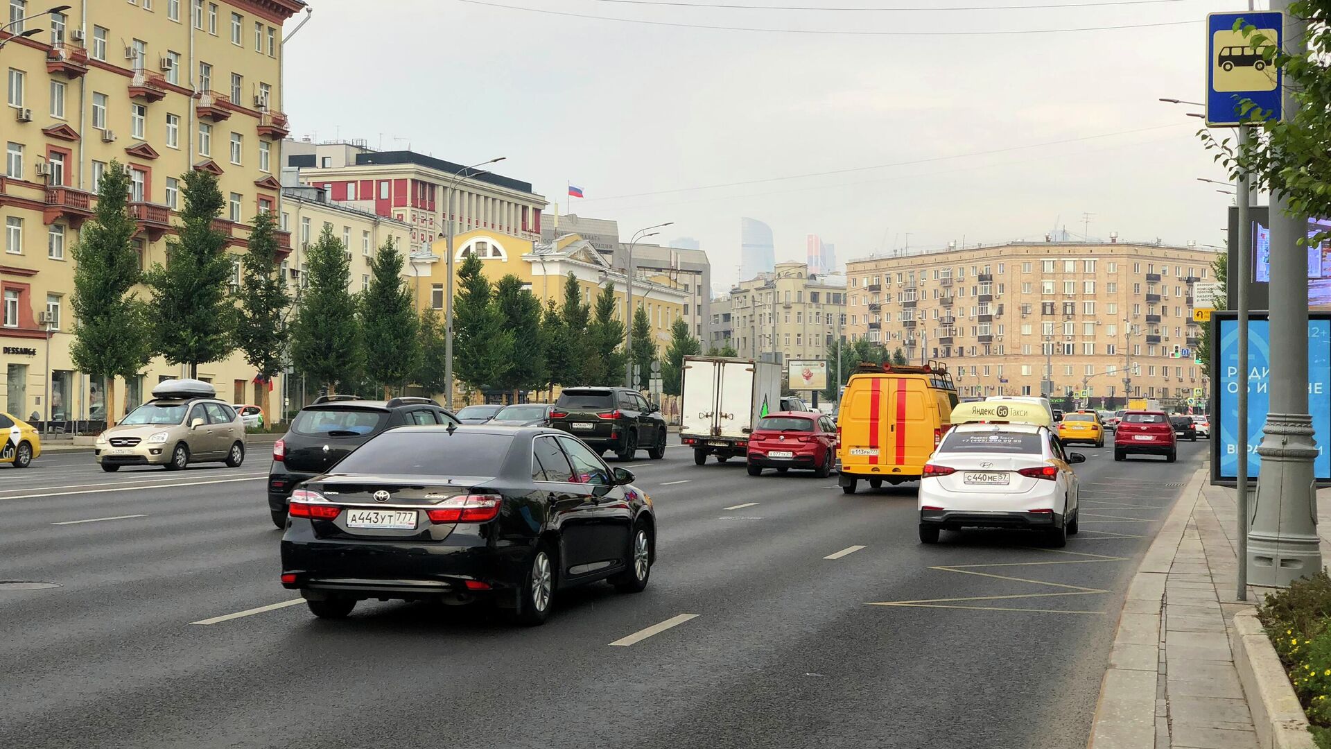 Движение на Зубовском бульваре в Москве. 22 августа 2022 - РИА Новости, 1920, 22.08.2022