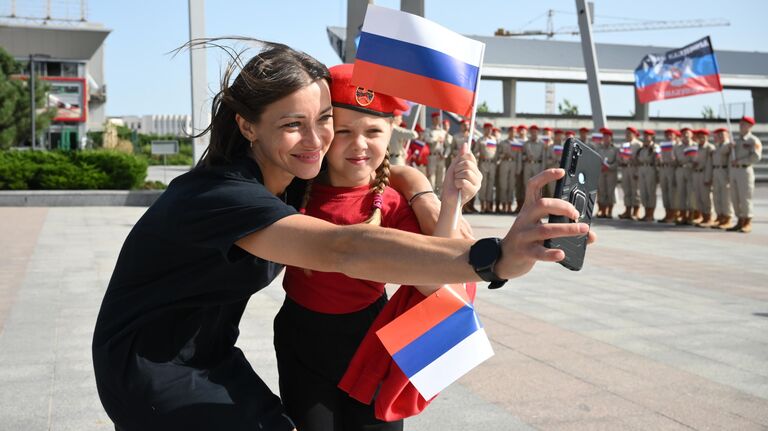 Участники военно-патриотического движения Молодая Гвардия - Юнармия проводят акцию в Донецке, посвященную Дню Государственного флага РФ