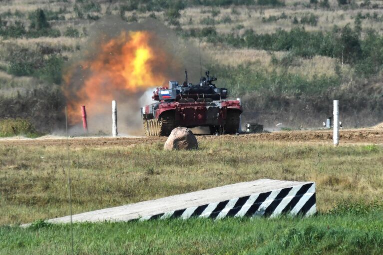 Танк Т-72Б3 команды военнослужащих России на дистанции индивидуальной гонки соревнований танковых экипажей в рамках конкурса Танковый биатлон-2022 на военном полигоне Алабино в Московской области