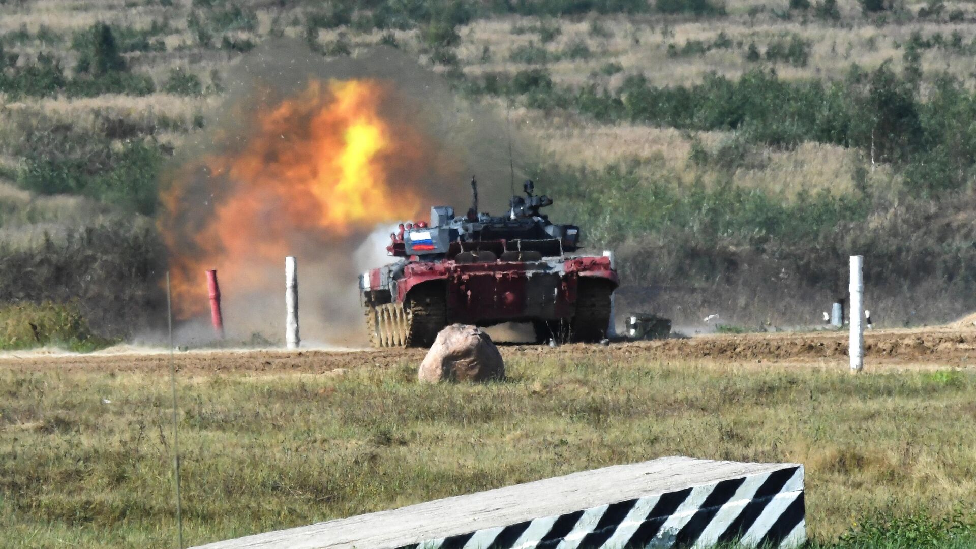 Танк Т-72Б3 команды военнослужащих России на дистанции индивидуальной гонки соревнований танковых экипажей в рамках конкурса Танковый биатлон-2022 на военном полигоне Алабино в Московской области - РИА Новости, 1920, 22.08.2022