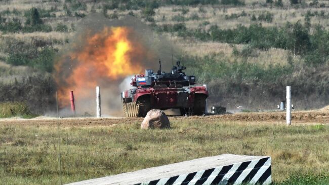 Танк Т-72Б3 команды военнослужащих России на дистанции индивидуальной гонки соревнований танковых экипажей в рамках конкурса Танковый биатлон-2022 на военном полигоне Алабино в Московской области