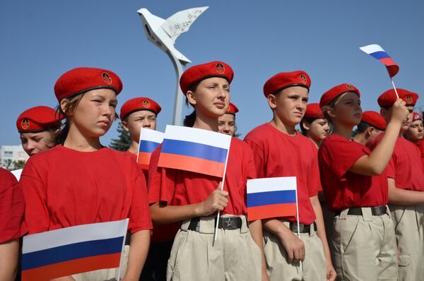 Участники военно-патриотического движения Молодая Гвардия - Юнармия проводят акцию в Донецке, посвященную Дню Государственного флага РФ