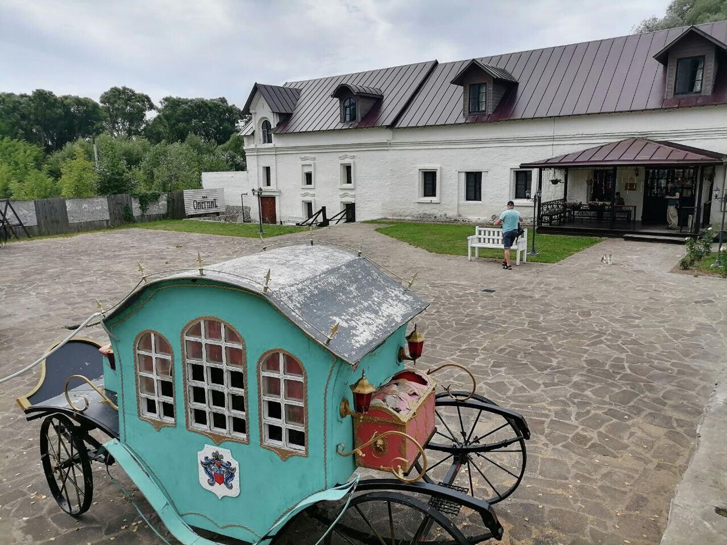 В поселке Полотняный В поселке Полотняный