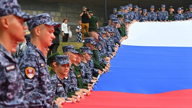 Военнослужащие России и сотрудники Росгвардии развернули триколор площадью одна тысяча квадратных метров в День Государственного флага у Музея Победы в Москве