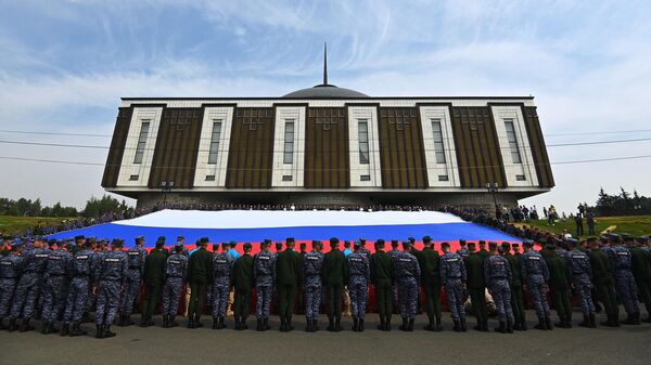 Russian soldiers and workers of the National Guard deployed a tricolor with an area of ​​​​1,000 square meters on the Day of the Russian State Flag near the Victory Museum in Moscow.