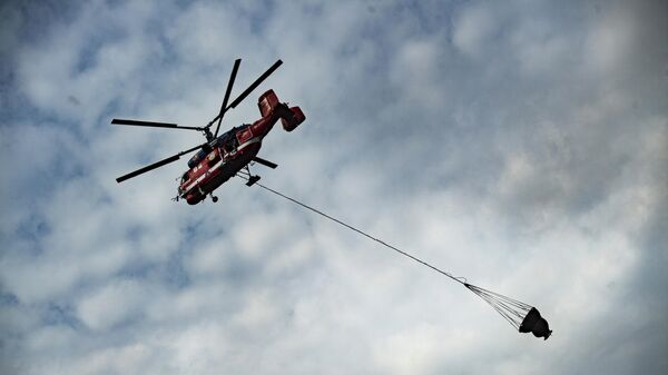 Пожарный вертолет МЧС РФ принимает участие в тушения лесного пожара