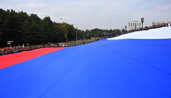 Военнослужащие РФ и сотрудники Росгвардии развернули триколор площадью 1 тысячу квадратных метров в День Государственного флага России у Музея Победы в Москве